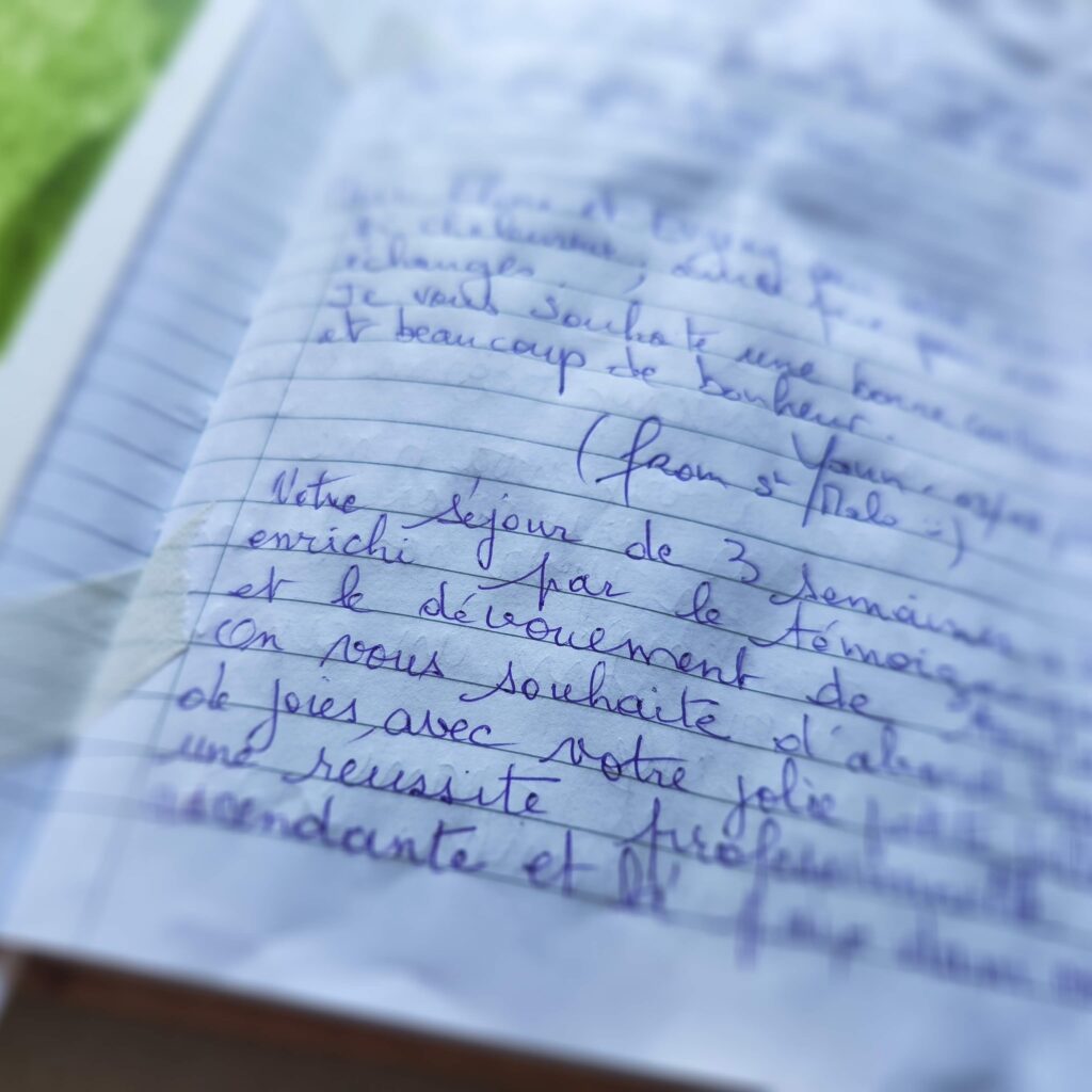 Guestbook note describing a three-week stay enriched by the hosts’ care and dedication